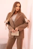 Damenanzug aus Viskose – Blazer mit Revers und Hose mit Paspel camelowy