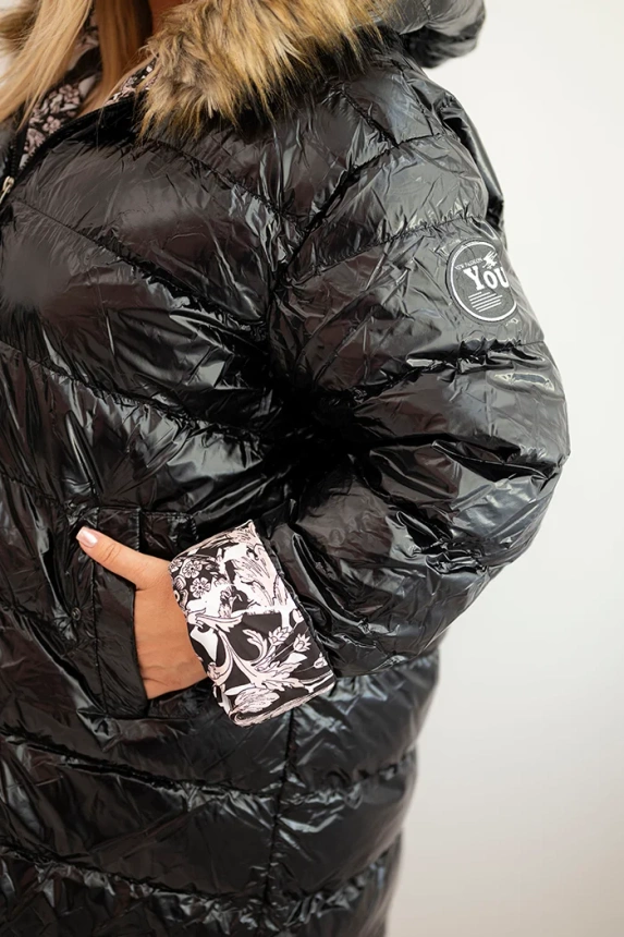 Moteriška striukė Plus Size su gobtuvu ir kailiuku juoda