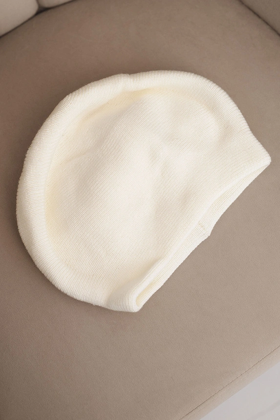 Damenwintermütze aus Wolle mit Pompons und verlängerten Seiten K448 lila