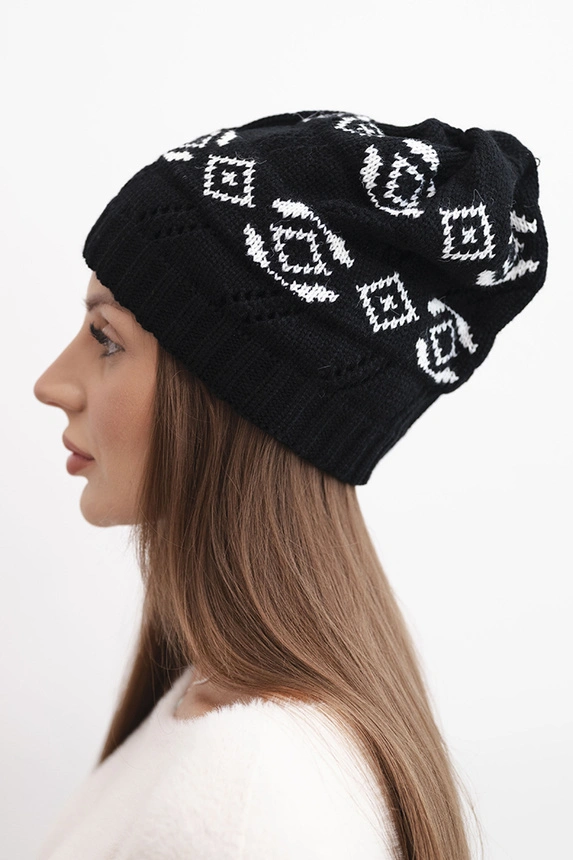 Damenwintermütze aus Wolle mit geometrischem Muster K434 schwarz + weiß
