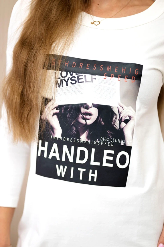 Rukojeť se šaty s potiskem v barvě ecru