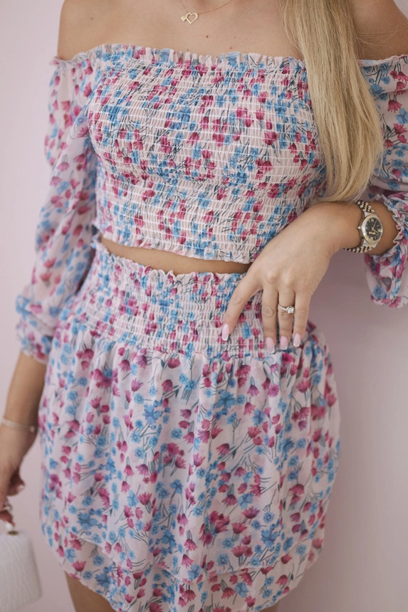 Set with flowers powdered pink