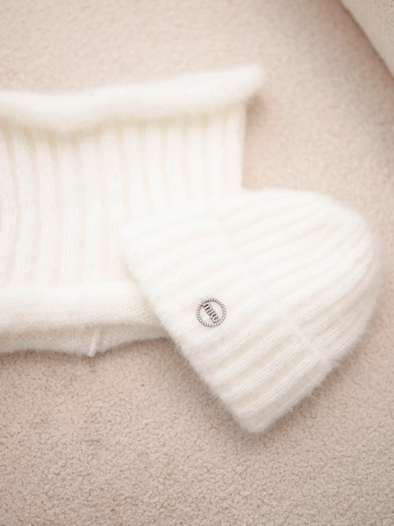 A set women's hat and snood made of knitwear white