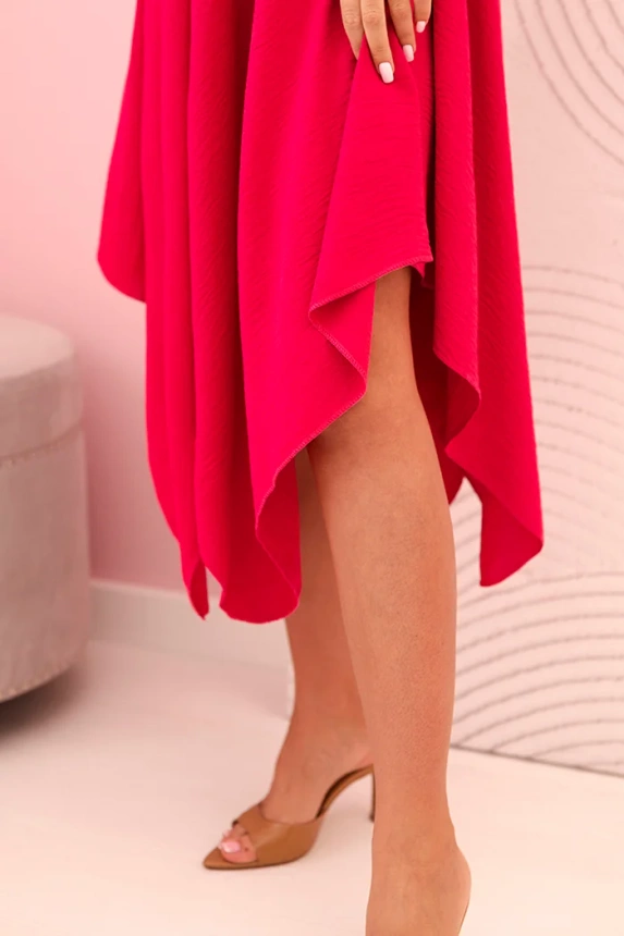 Damenkleid mit Spaghetti-Trägern, ausgestellt mit asymmetrischem Saum fuchsie