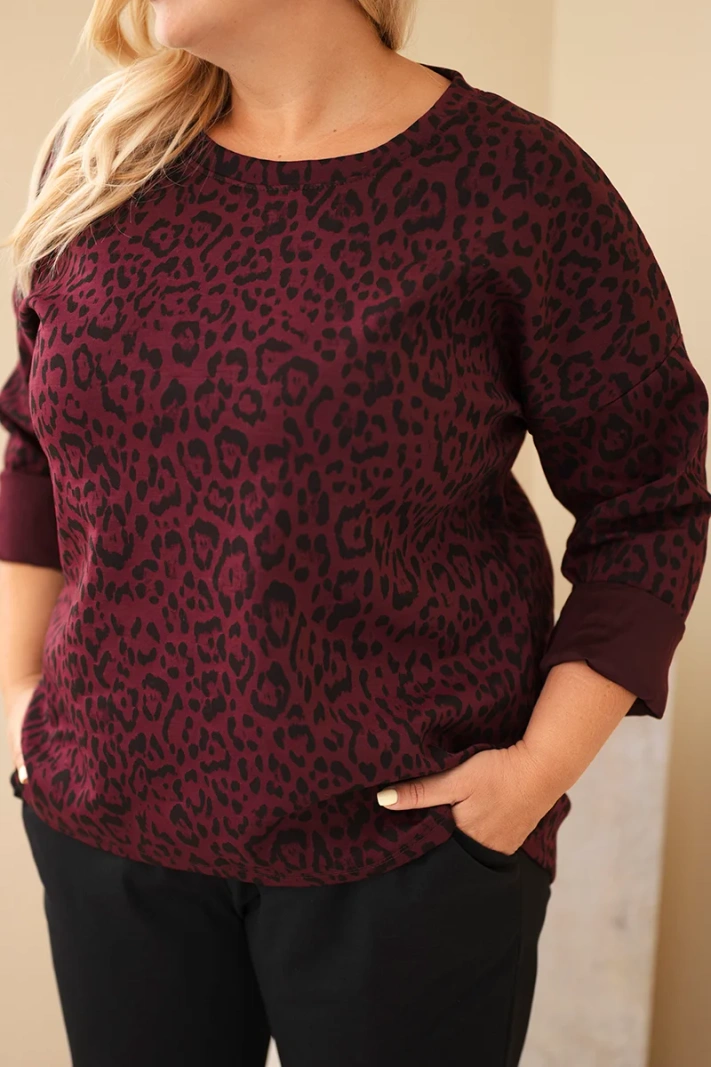Dámská halenka Plus Size s leopardím vzorem s delším zadním dílem bordó czerwony