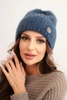 Damenwintermütze aus flauschigem Strick mit elegantem Knopf jeansblau