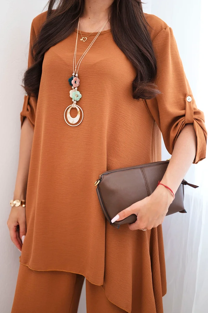 Komplet blúzka + nohavice s príveskom karamelový