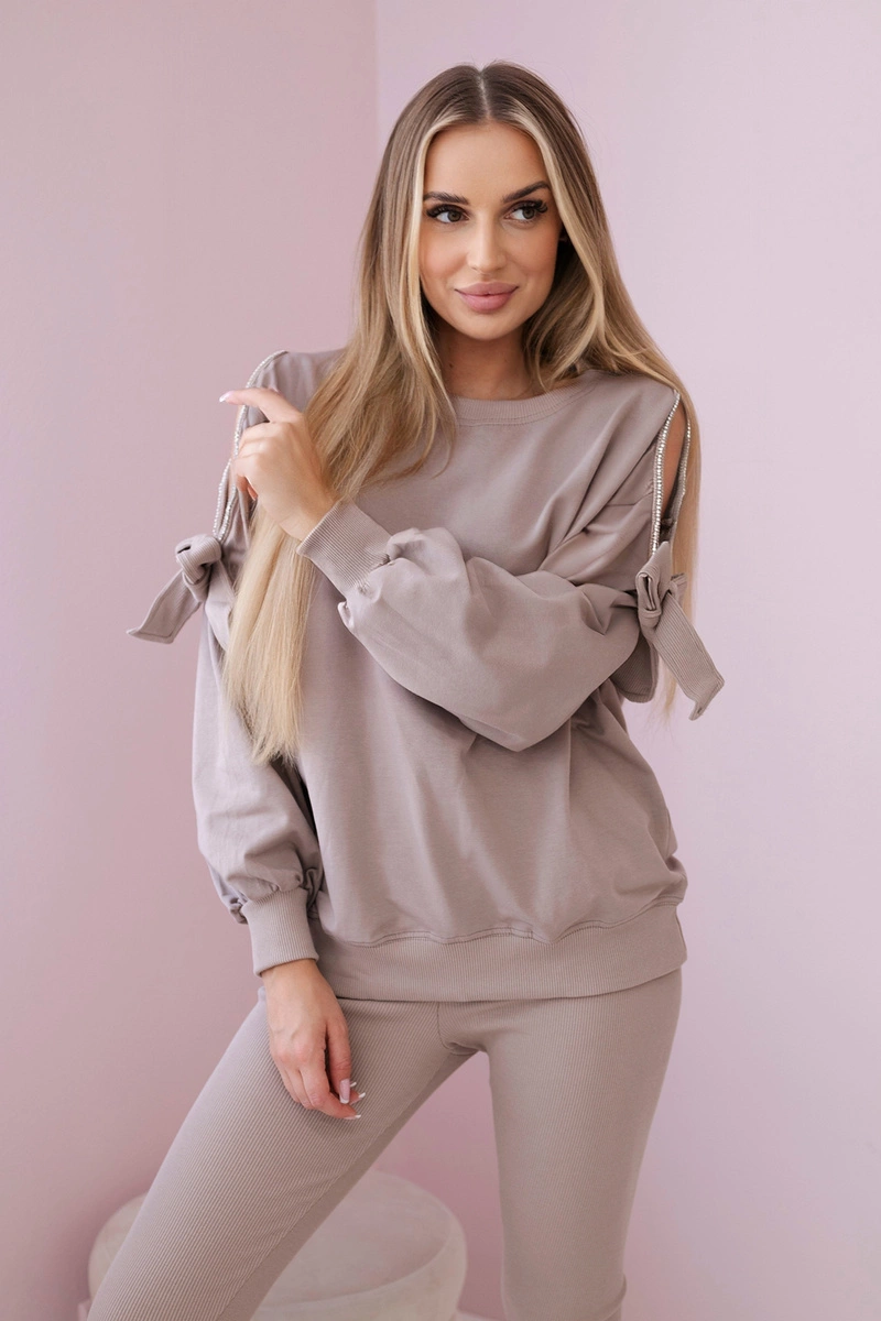 Komplet bluzy z kokardą na rękawach i legginsów ciemny beżowy zdjęcie 1