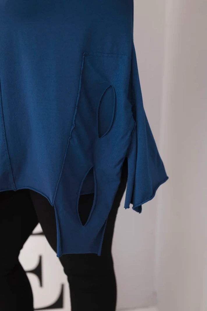 Dámska bavlnená blúzka Plus Size s asymetrickým spodkom a výrezmi modrá