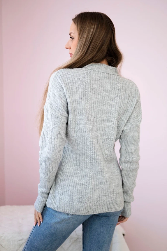 Über den Kopf gezogener Pullover mit modischem Gewebe grau