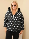 Dámská bunda Plus Size s kapucí v puntíky černá