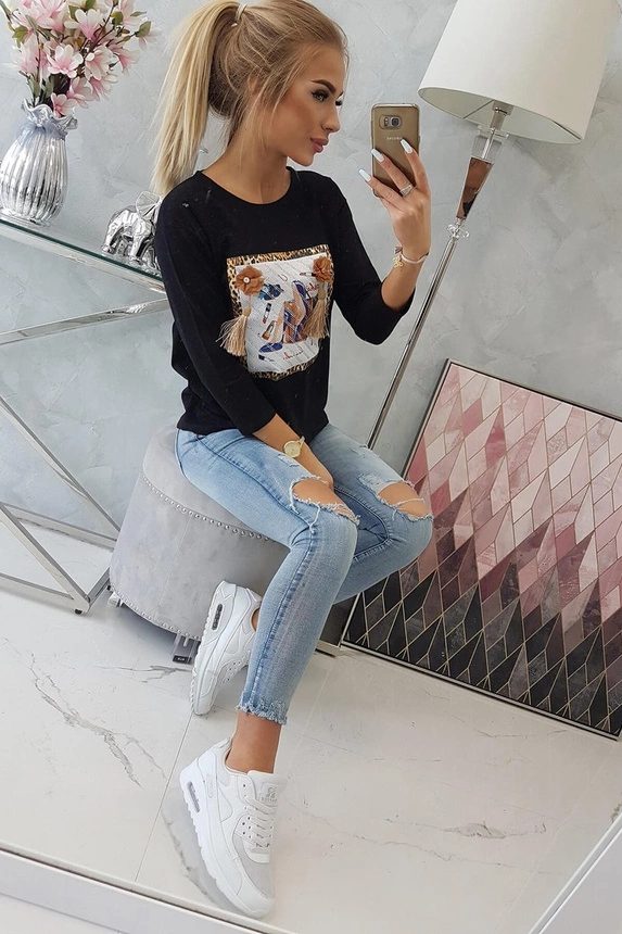 Blouse with graphics 3D and decorative pom pom black