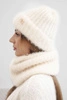 Damen Set Mütze und Schal winterlich flauschig mit dekorativem Emblem ecru