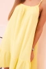 Damenkleid aus Musselin mit Trägern und Rüschen gelb