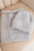 Damen-Set Mütze und Schal winterlich flauschig mit dekorativem Emblem grau