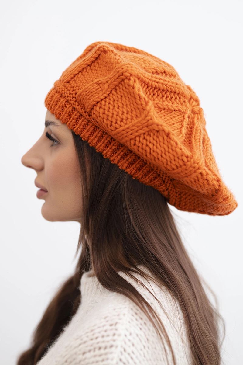 Czapka damska wełniana zimowa beret K414 pomarańczowa
