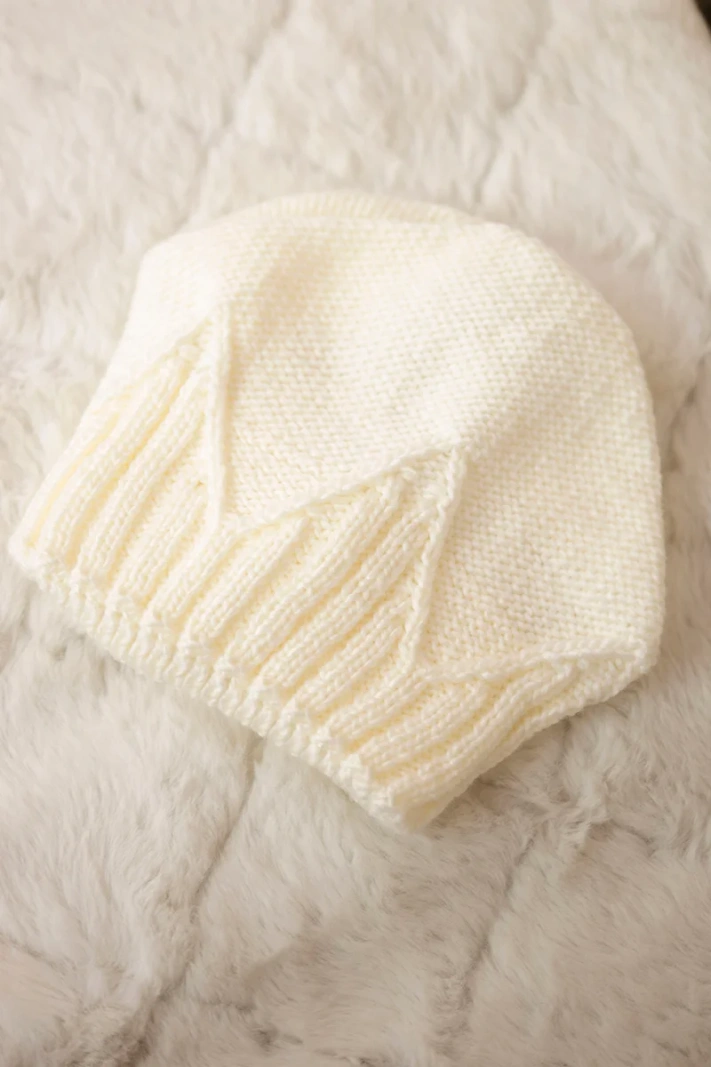 Women's cap Liliana K375 ecru