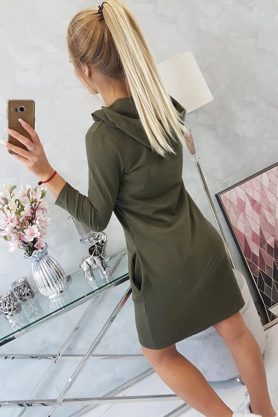 Kleid mit Kapuze und khakifarbenen Taschen