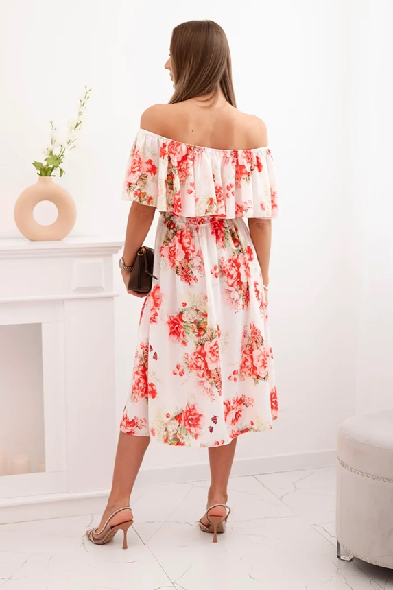 Damenkleid mit Rüschen und nackten Schultern mit Blumen rot