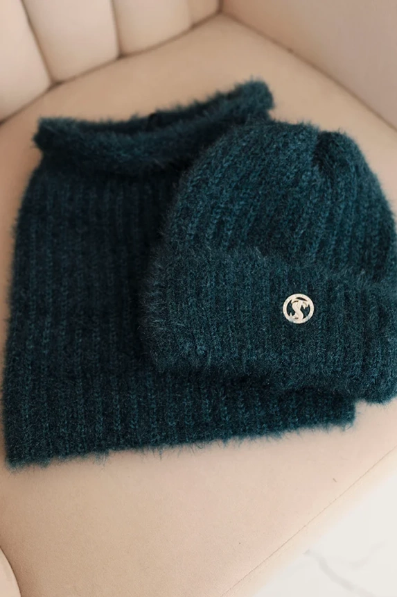 Damen Set Mütze und Schal winterlich flauschig mit dekorativem Emblem türkisowy