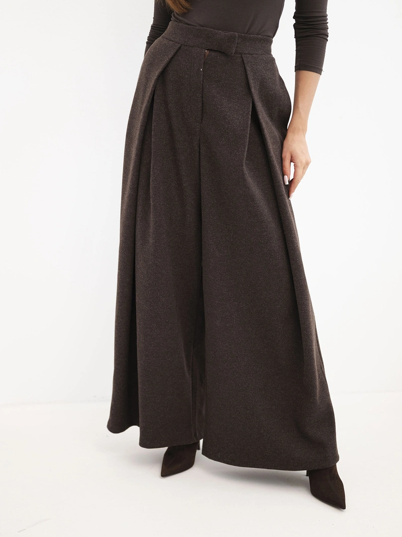 Weite Damenhose mit Viskoseanteil und Falten braun