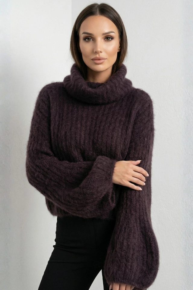 Sweter damski z moheru z bufiastymi rękawami i golfem brązowy