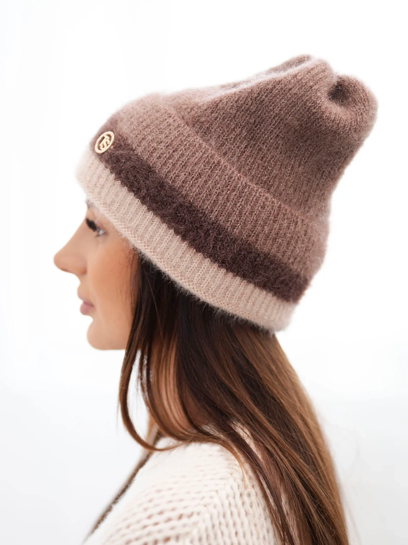 Czapka damska beanie prążkowana z ozdobą fango+beżowa