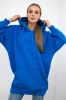 Isoliertes Sweatshirt mit gesticktem Oversize-Schriftzug kornblumenblau