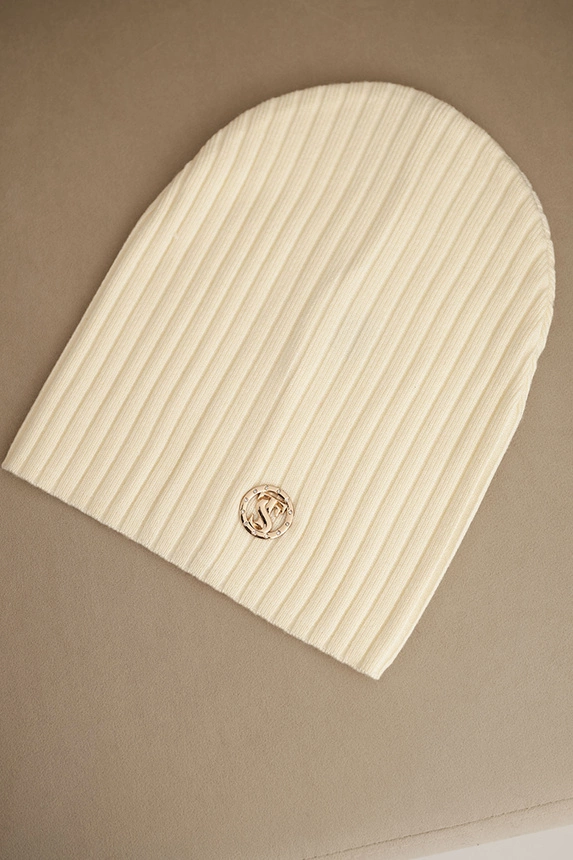 Women's ribbed hat with decorative button made of viscose and modal ecru