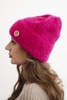 Damen Wintermütze aus flauschigem Strick und mit elegantem Knopf fuchsia
