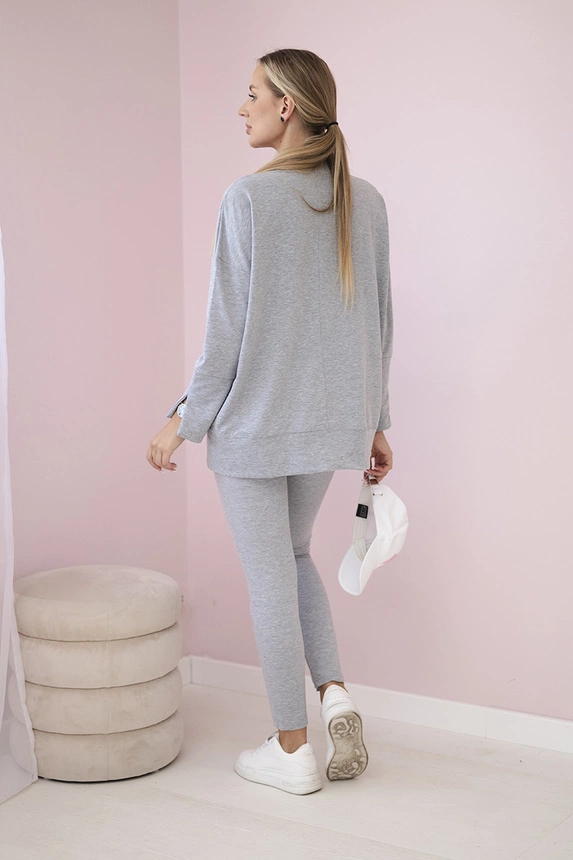 Set with an oversize blouse gray