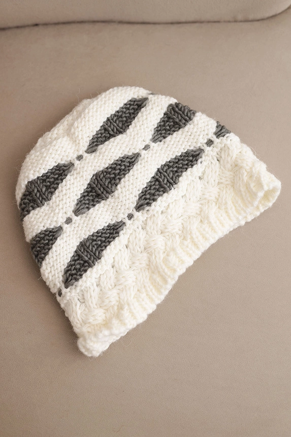 Women's winter hat with thick knit wool and stripes K465 ecru + graphite
