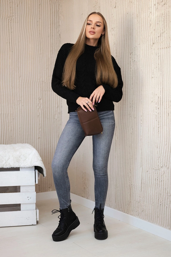 Megztinis uždėtas virš galvos juodas