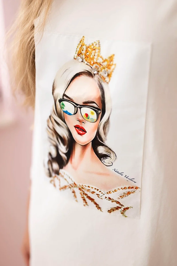 Kleid mit Grafik von einem Mädchen mit 3D-Brille ecru