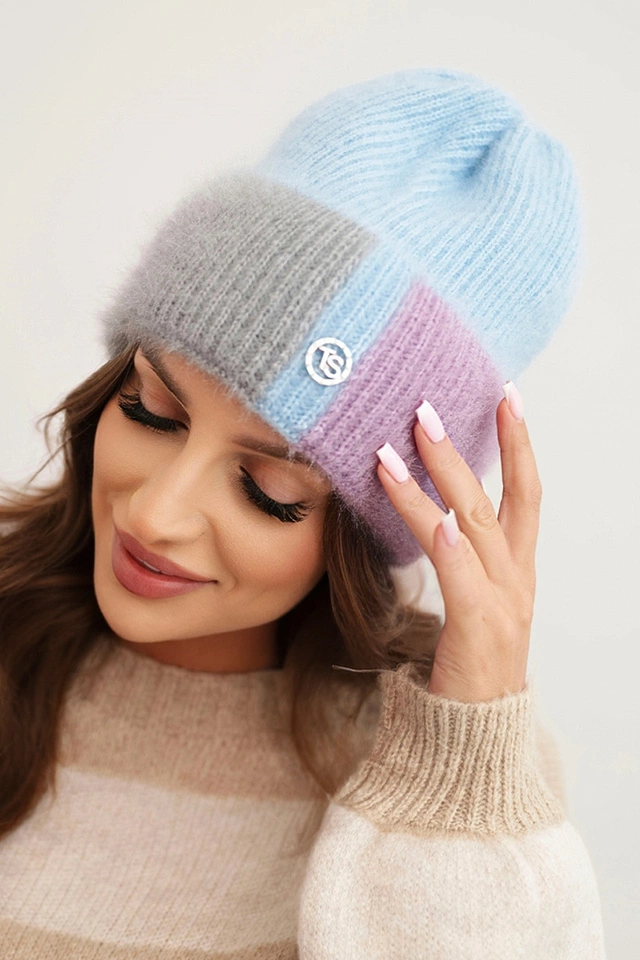 Czapka damska kolorowa z wiskozy z ozdobnym guzikiem niebieski + szary