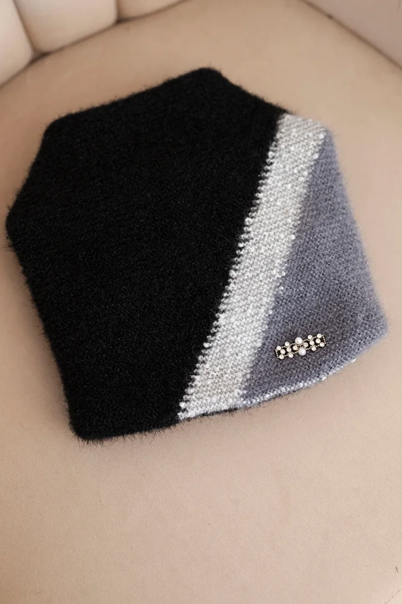 Women's ribbed cap made of modal and viscose with a decorative button ecru