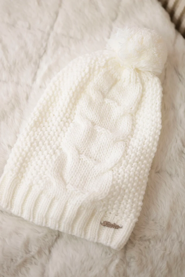 Čapica s fleece Sandra K210 biely