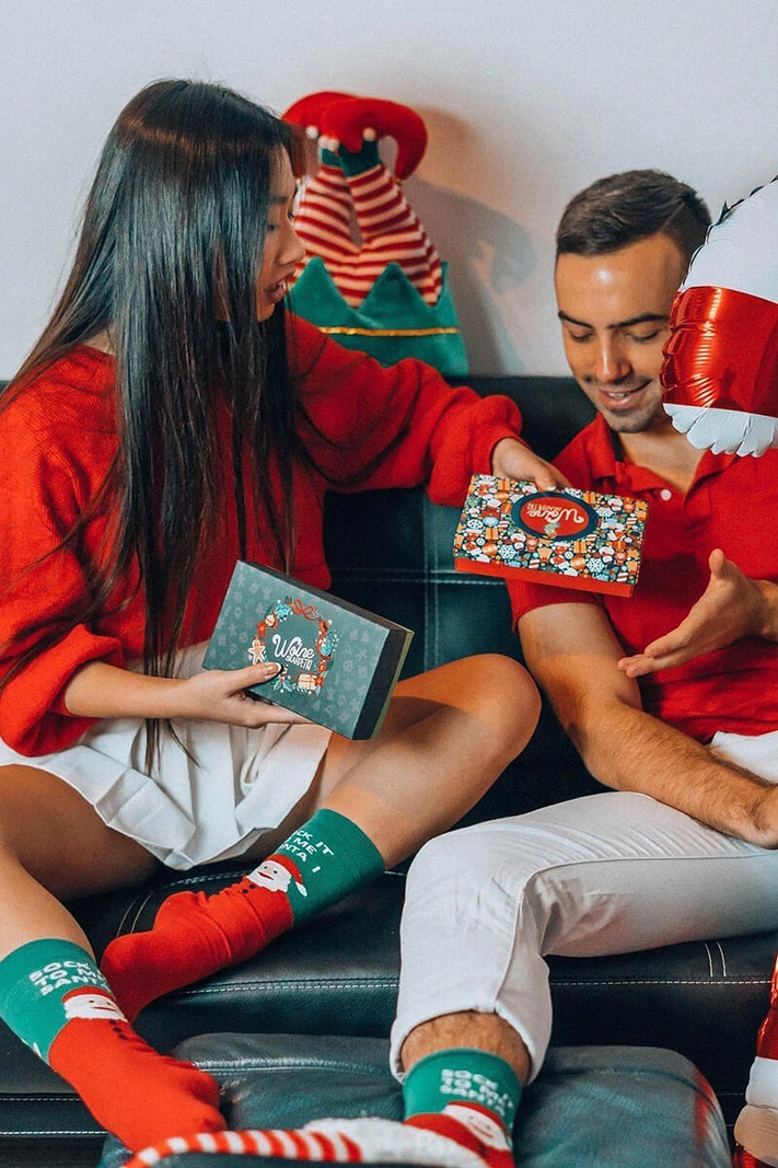 Kalėdinės unisex kojinės dėžutėje – 2 porų rinkinys su Kalėdų Seneliu ir juostelėmis
