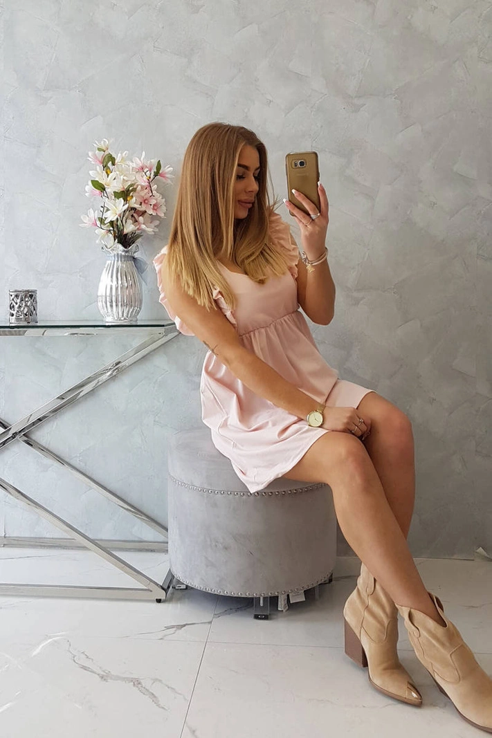 Šaty s volánky na bocích pudrově růžové