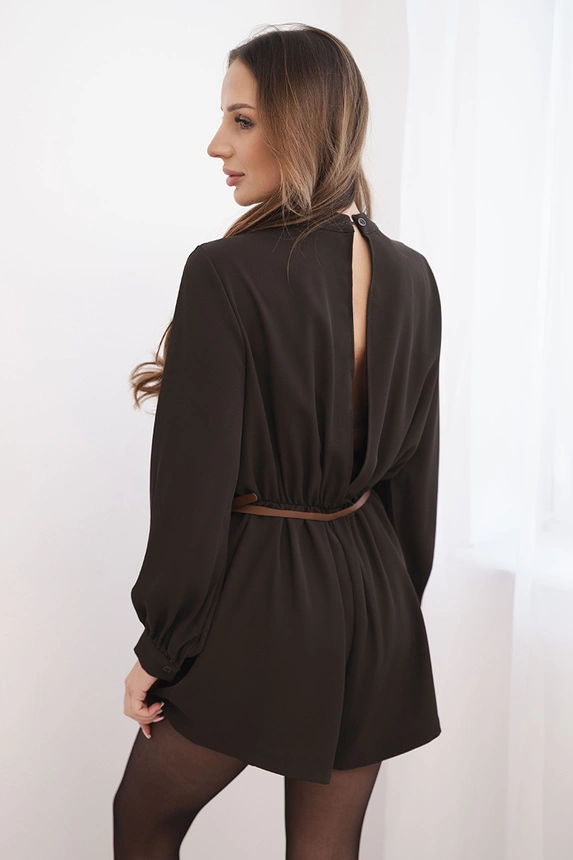 Elegantiškas moteriškas kombinezonas su diržu ir ilgomis rankovėmis rudas