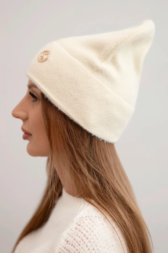 Damenmütze aus weicher Alpaka mit dekorativem Plättchen beige
