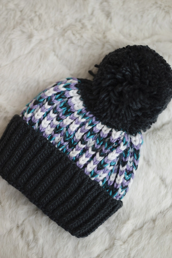 Cap with a pompom Ellen K325 graphite