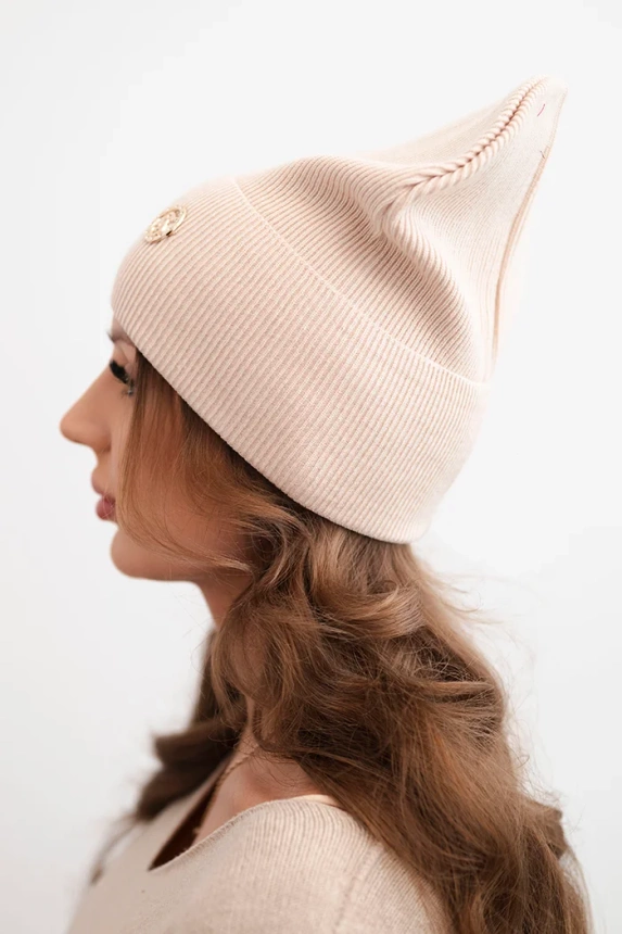 Women's ribbed cap made of modal and viscose with a decorative button beige