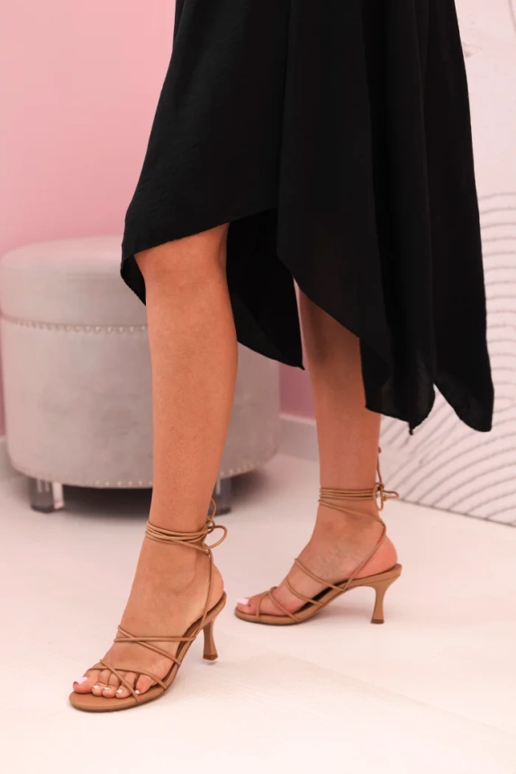 Women's dress with straps flared with an asymmetrical hem černý