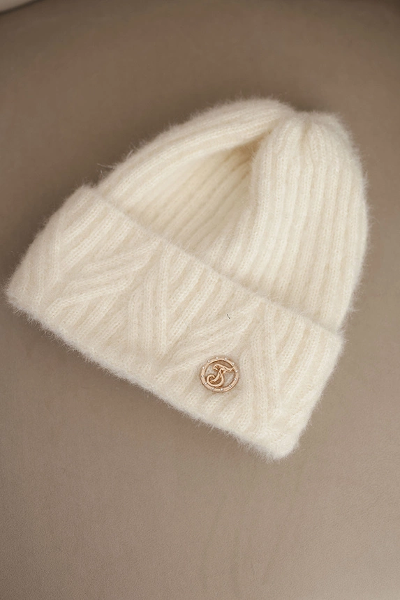 Damenwintermütze aus flauschigem Strick und mit elegantem Knopf ecru
