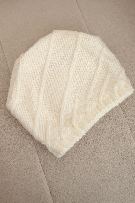 Women's winter hat with decorative weave and classic style K372 ecru