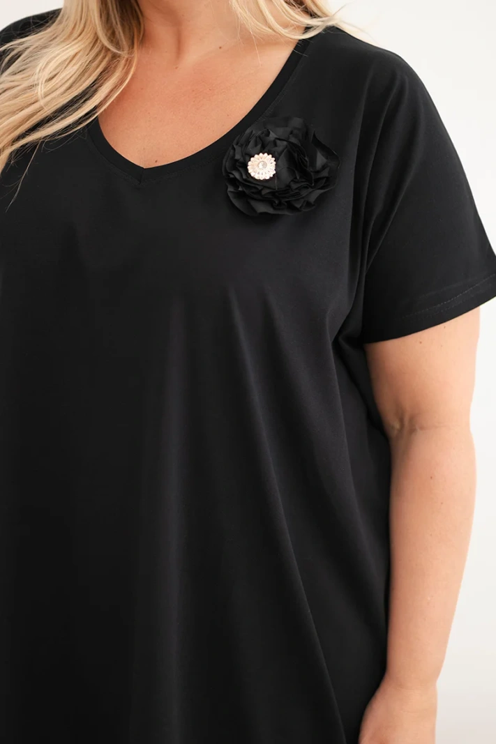 Dámske bavlnené šaty Plus Size s brošňou a výstrihom čierna
