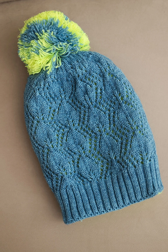 Damenwintermütze aus Wolle mit dekorativem Muster und Bommel K467 jeansblau