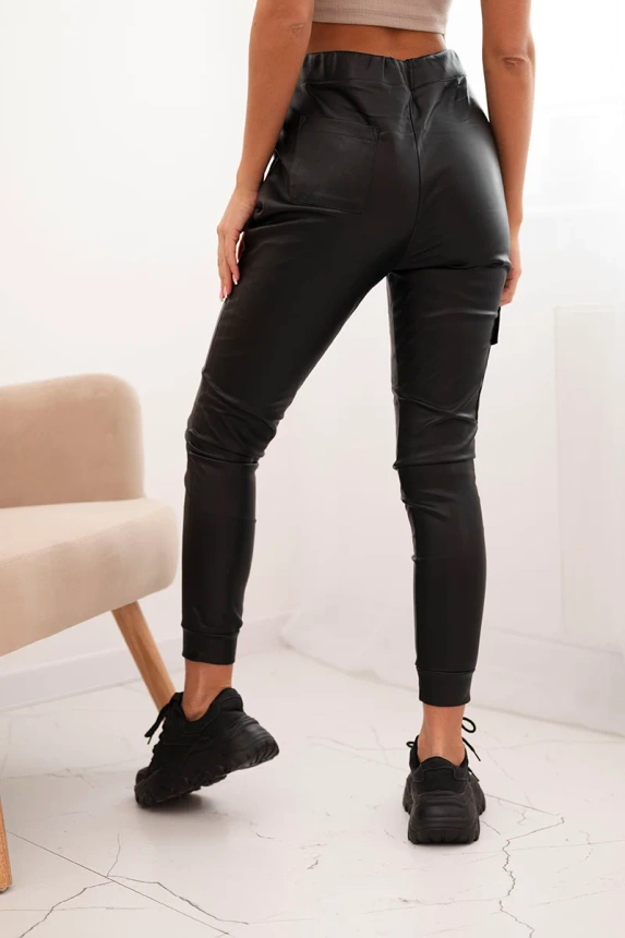 Damenhose aus Kunstleder mit Taschen und Bindeband in der Taille schwarz