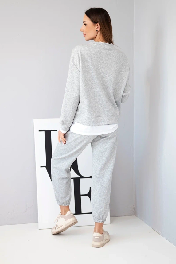Damen-Set mit einer lockeren Bluse und Jogginghosen grau melange